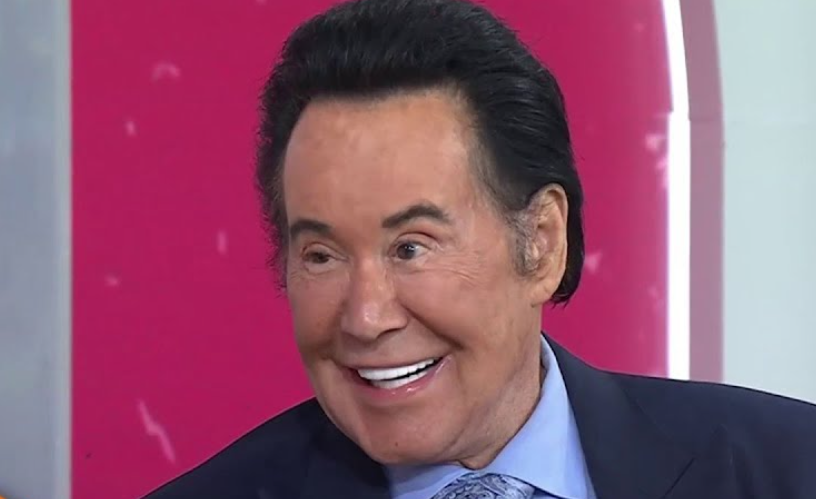 How Did Kathleen McCrone Meet Wayne Newton?